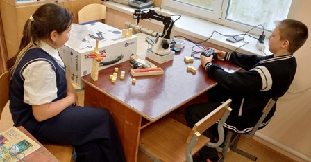 Точка роста. Управление роботом манипулятором Dobot Magician в школе.